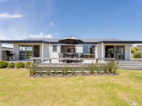 Kowhai Retreat - Matarangi Holiday Home, Matarangi